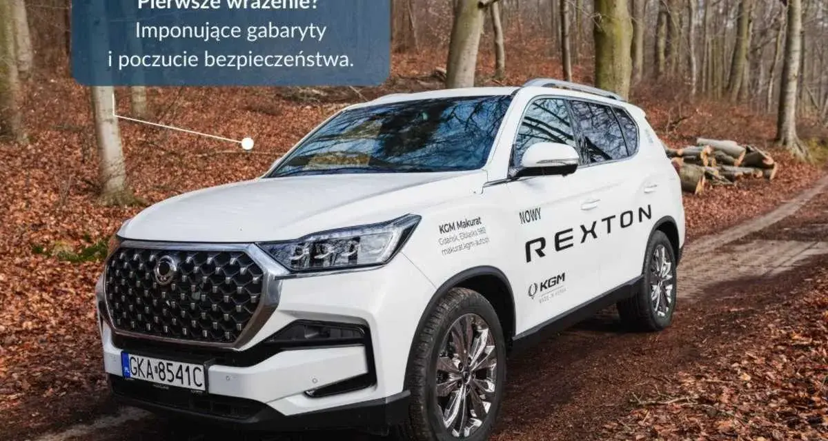 Biały Rexton na leśnej drodze. Imponujące gabaryty i poczucie bezpieczeństwa tego SUV-a robią wrażenie.