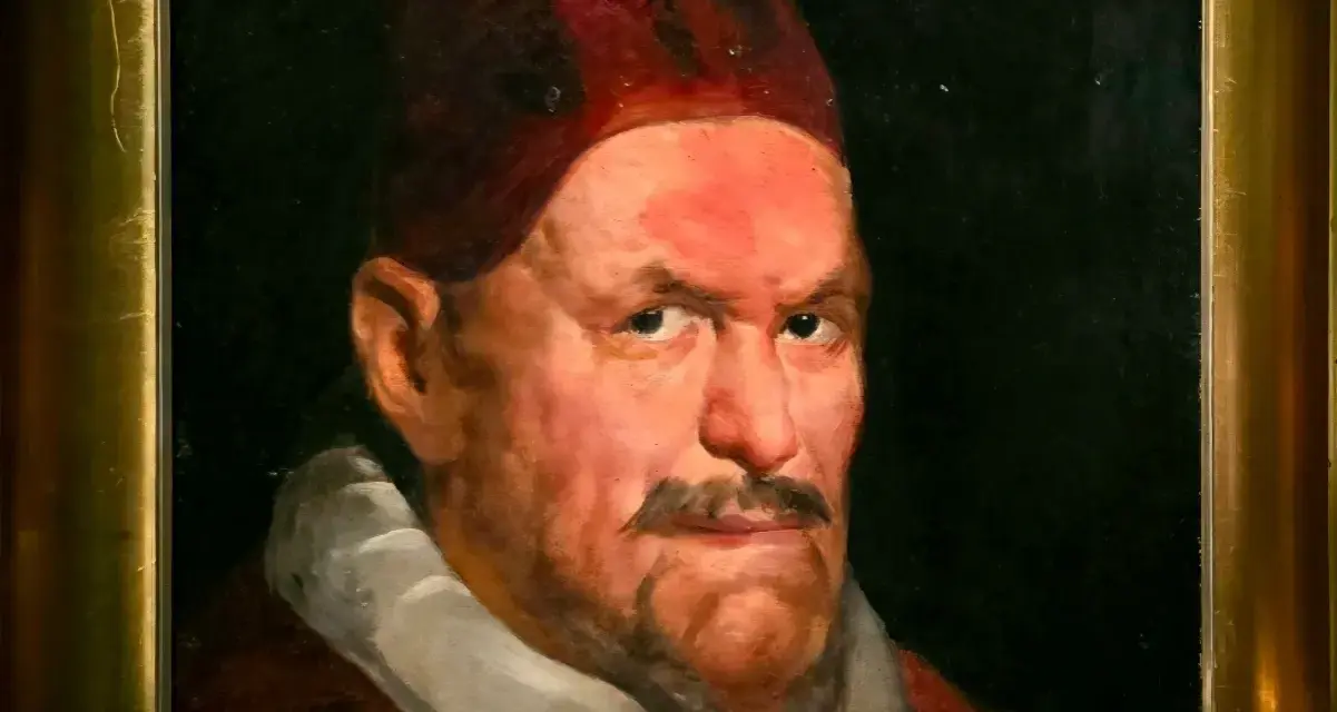 Portret papieża Innocentego X, namalowany z wyrazistym spojrzeniem i w charakterystycznym nakryciu głowy.