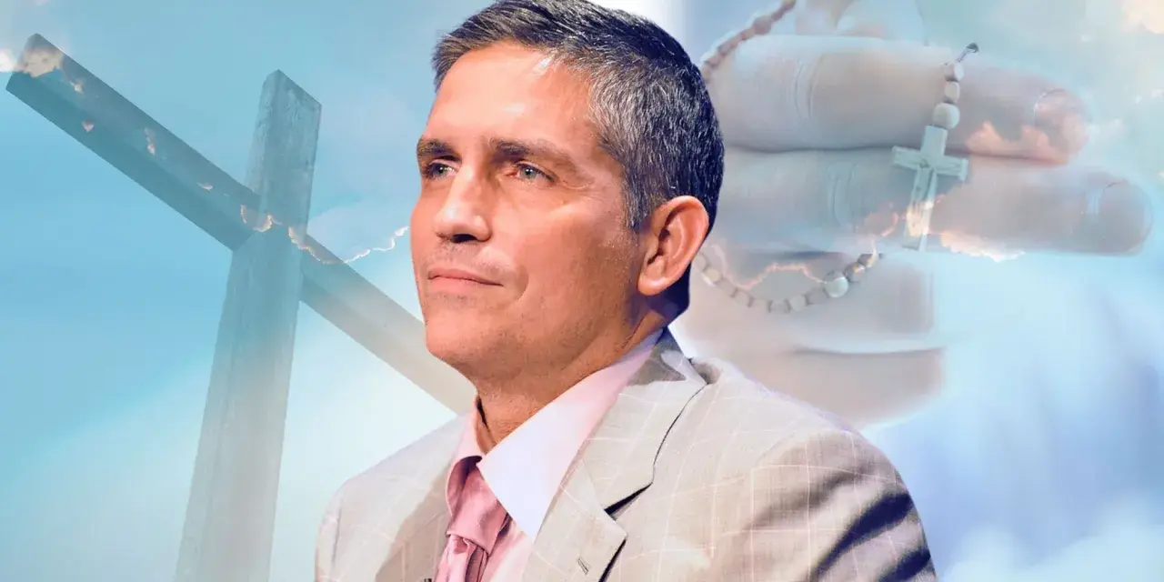 Jim Caviezel nawrócenie: aktor z różańcem i krzyżem w tle, symbol jego wiary.