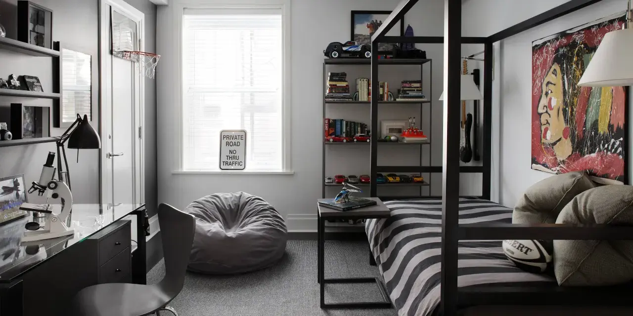 Habitaciones juveniles modernas con cama de dosel, escritorio, balón de rugby y decoración temática de coches.