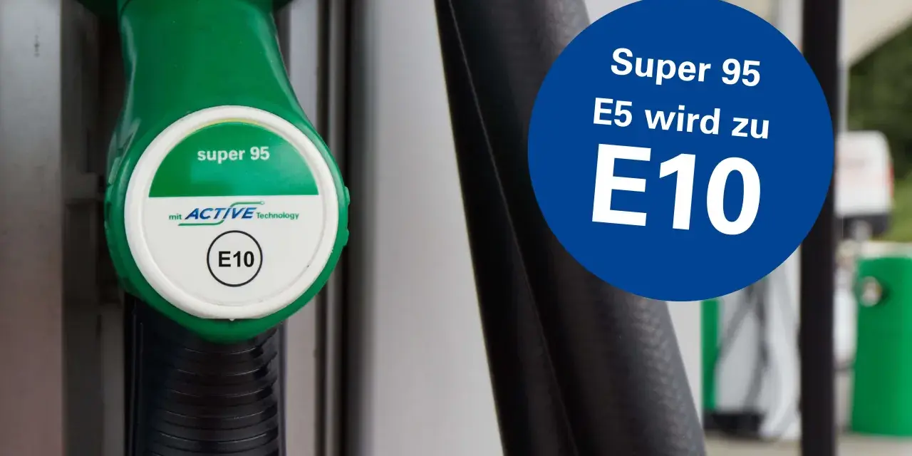 Grüner Zapfhahn mit "super 95" und "E10" Kennzeichnung. Blauer Kreis: "Super 95 E5 wird zu E10".