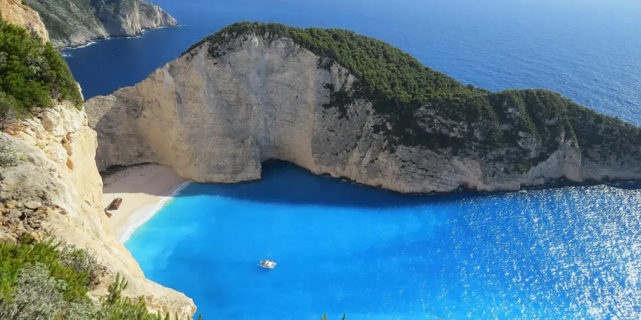 Spiaggia di Navagio, Zante. Un paradiso blu intenso, perfetto per decidere dove andare in vacanza.