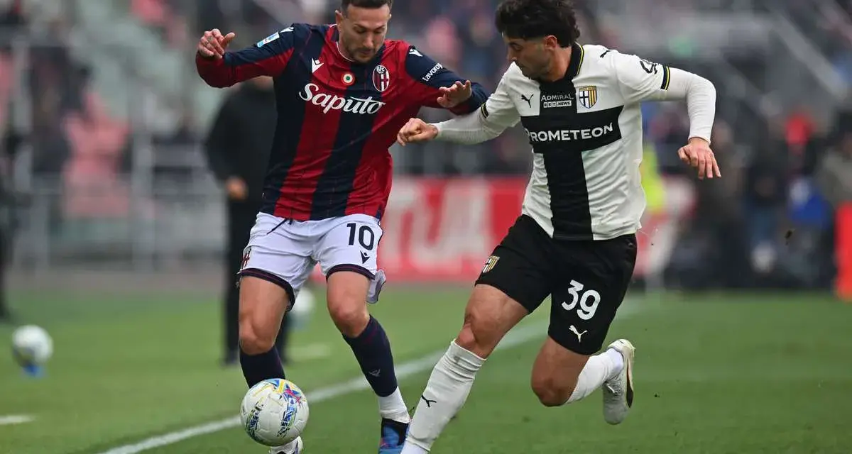 Piłkarze Bologna – Parma walczą o piłkę na boisku.