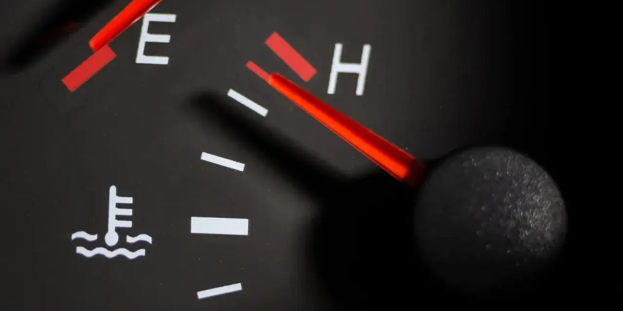 Voyant liquide de refroidissement : les gestes qui sauvent votre moteur