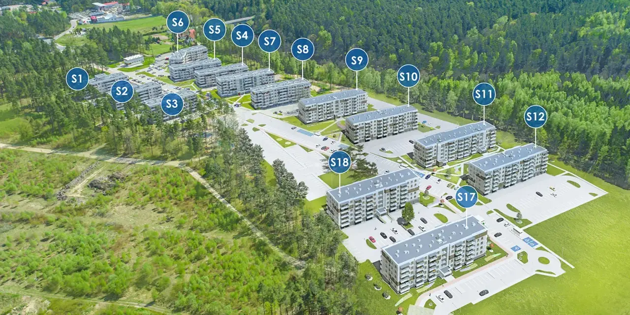 Widok z lotu ptaka na osiedle budynków mieszkalnych otoczone lasem, z oznaczeniami budynków.