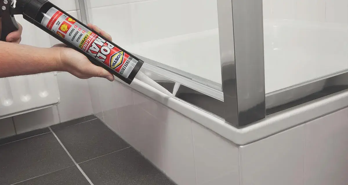 Applicazione di silicone per box doccia, sigillando la base per prevenire infiltrazioni d'acqua.
