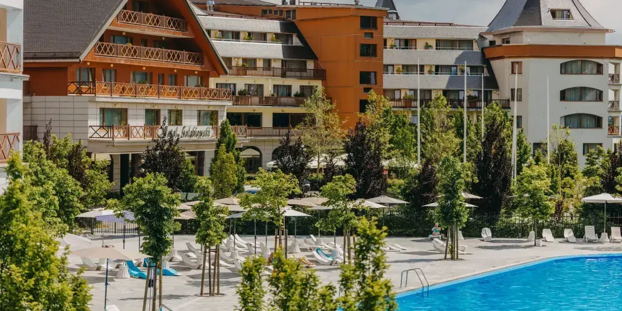 Nowoczesny hotel Gołębiewski w Karpaczu, z basenem i leżakami, zachęca do wypoczynku.