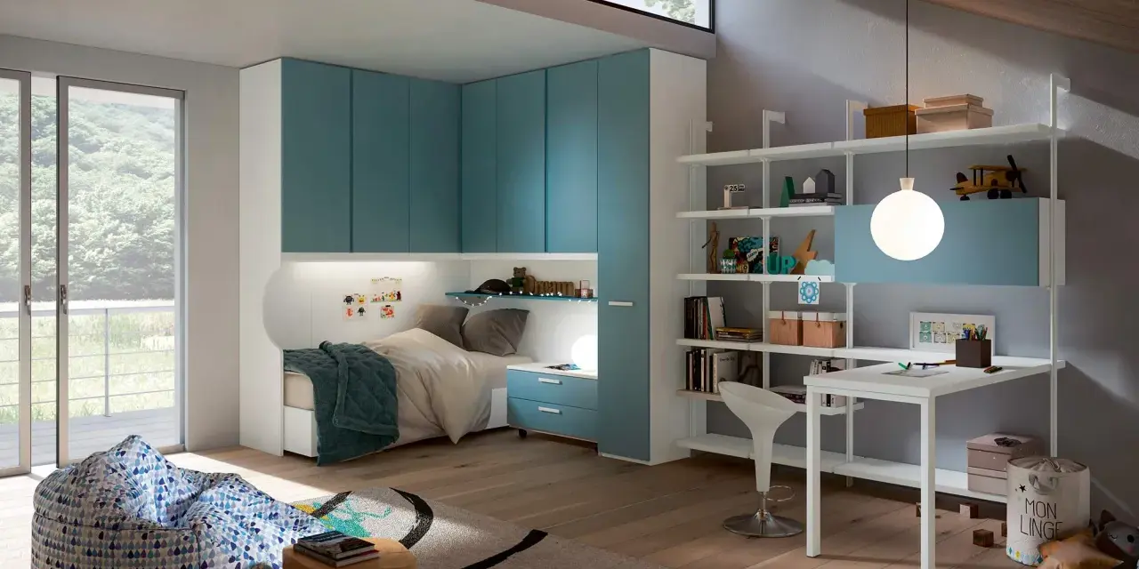 Camerette immagini: letto singolo, armadio azzurro, scrivania, libreria e pouf in un ambiente luminoso e moderno.
