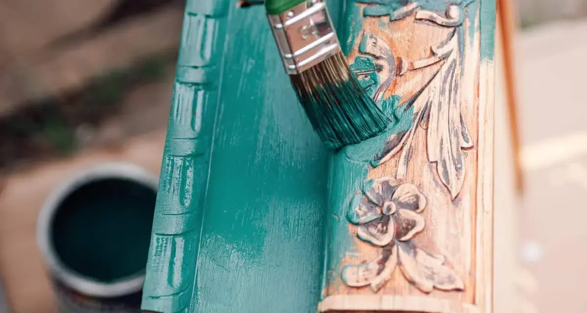 Pintura a la tiza verde turquesa cubriendo un marco de madera tallada.