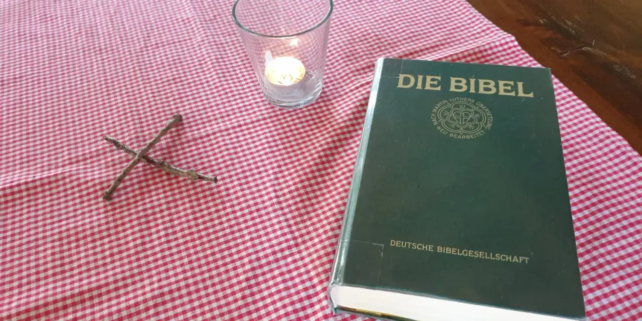 Ein Kreuz aus Zweigen, eine Kerze und die Bibel, die uns an Jesaja 43,19 erinnert: "Siehe, ich will ein Neues machen.