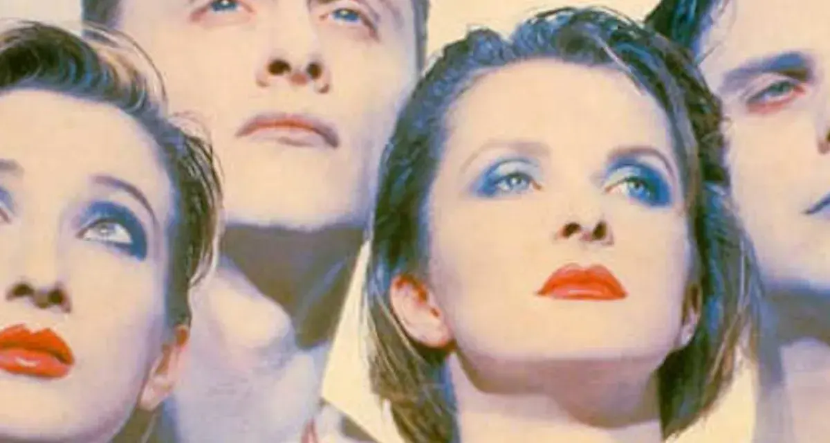 Visages stylisés d'un groupe allemand des années 80, maquillage audacieux, regards tournés vers le ciel.