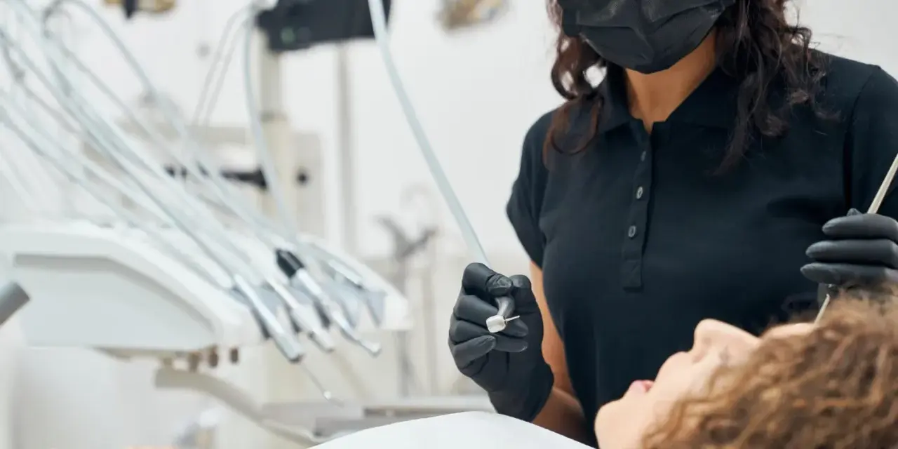 Ból zęba? Szybka ulga w domu i kiedy pilnie do dentysty.