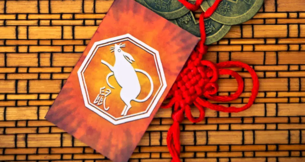 Chiński znak zodiaku - Szczur, symbol roku 1996, ozdobiony tradycyjnym węzłem i monetami.