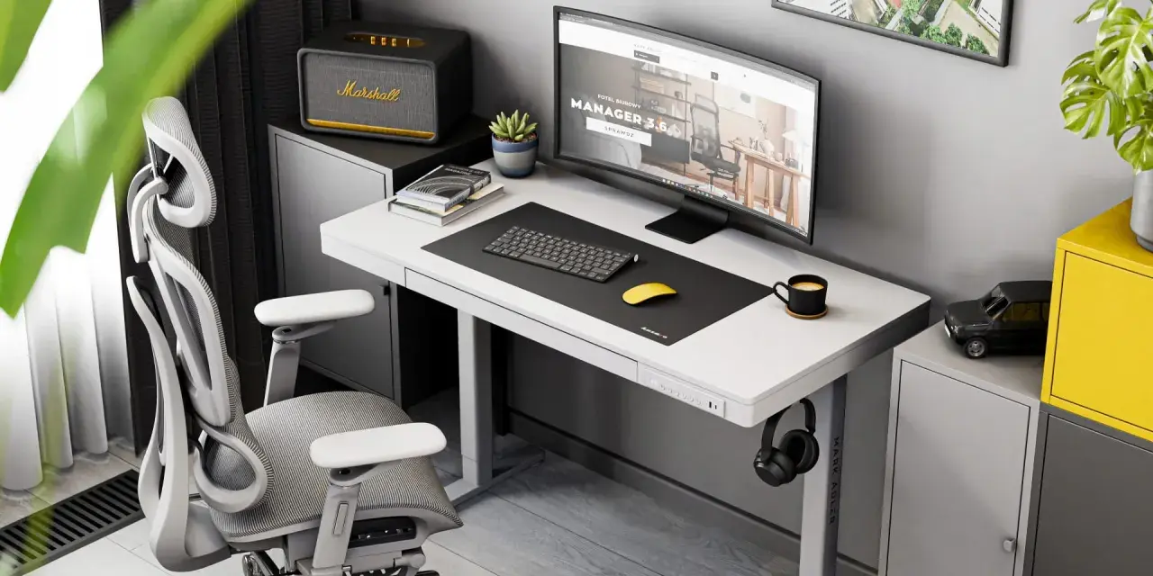 Ergonomiczne biurko do pracy przy komputerze z monitorem, klawiaturą, myszką i wygodnym fotelem.
