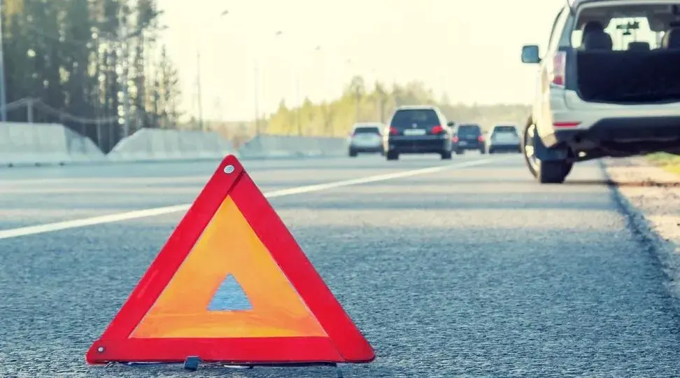 Holowanie na autostradzie: czy wolno? Przepisy, mandaty i bezpieczeństwo