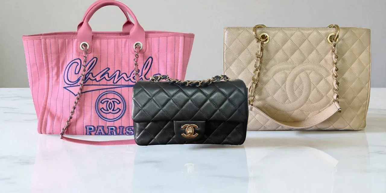 Tre borse iconiche del marchio Chanel: una rosa con scritta "Chanel Paris", una nera trapuntata e una beige trapuntata.
