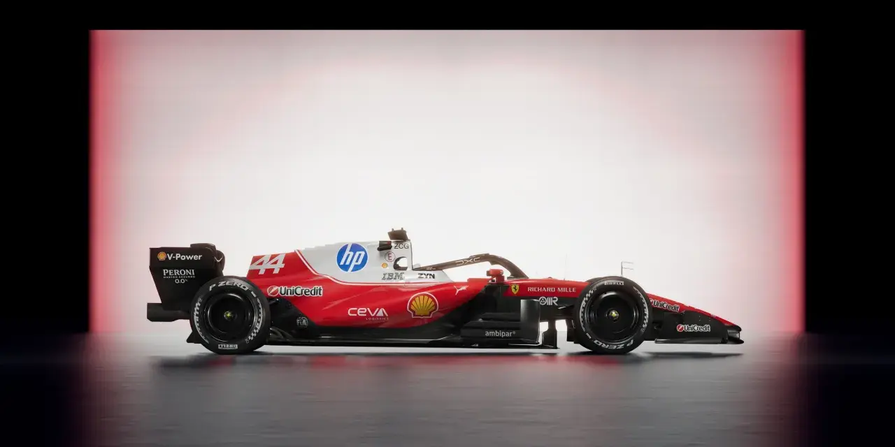El Ferrari F1 2026, un coche de carreras rojo y blanco con patrocinadores como HP y Shell, listo para la velocidad.