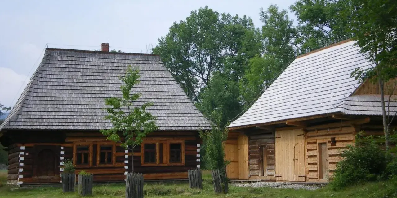 Drewniane chaty i ich urokliwe dachy to główne zubrzyca górna atrakcje. Warto odwiedzić to miejsce, by poczuć klimat dawnej wsi.
