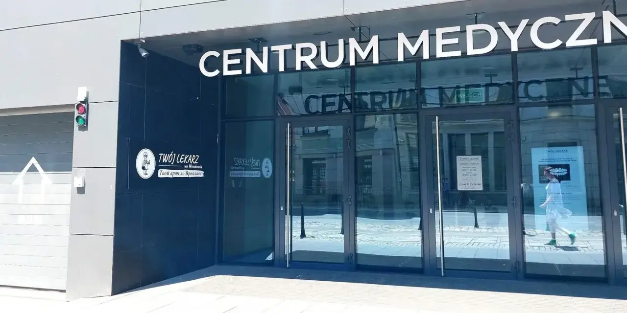 Wejście do Centrum Medycznego z napisem "Centrum Medyczne" i logo "Twój Lekarz".