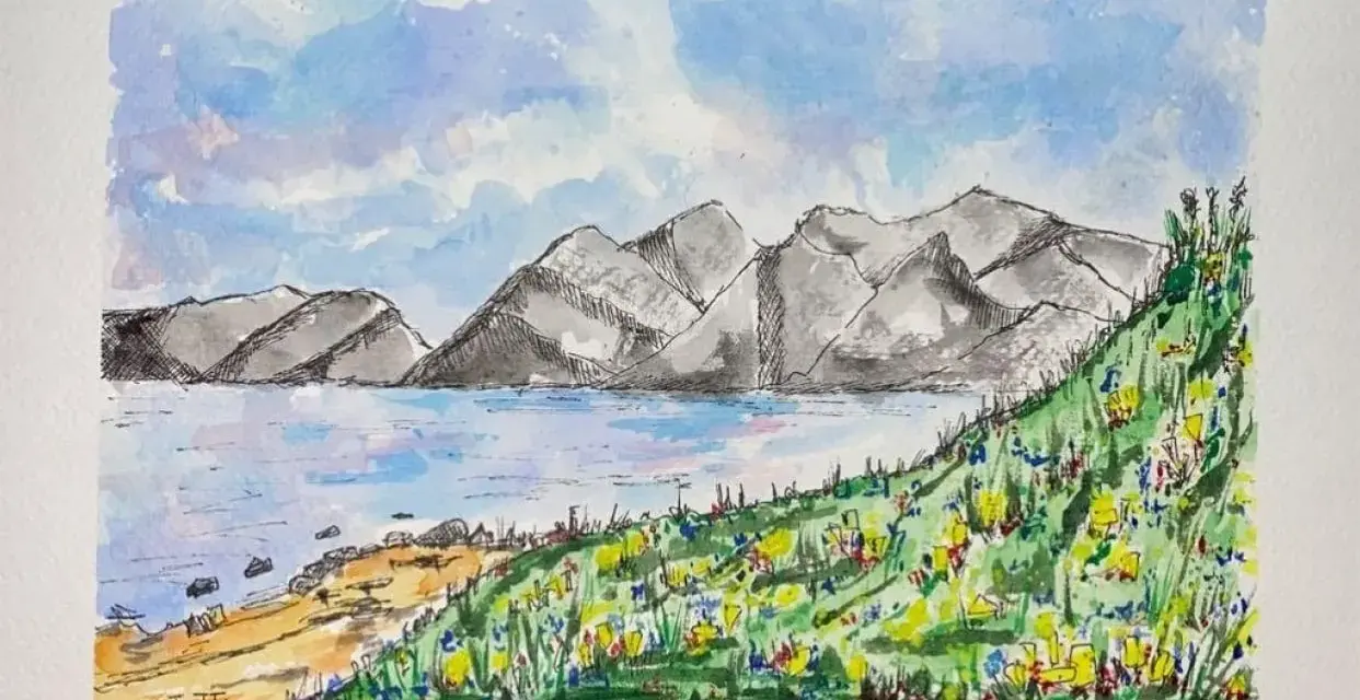 Aquarelle d'une côte rocheuse, d'une mer calme et de montagnes grises sous un ciel bleu nuageux. La colline est couverte de fleurs sauvages colorées, parmi les plus belles aquarelles de paysages.