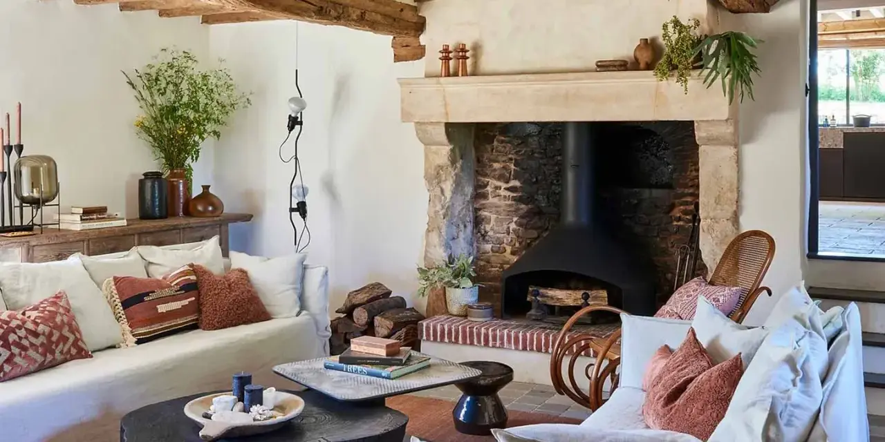 Interni accoglienti: le più belle case di campagna con camino in pietra, travi a vista e divani comodi.