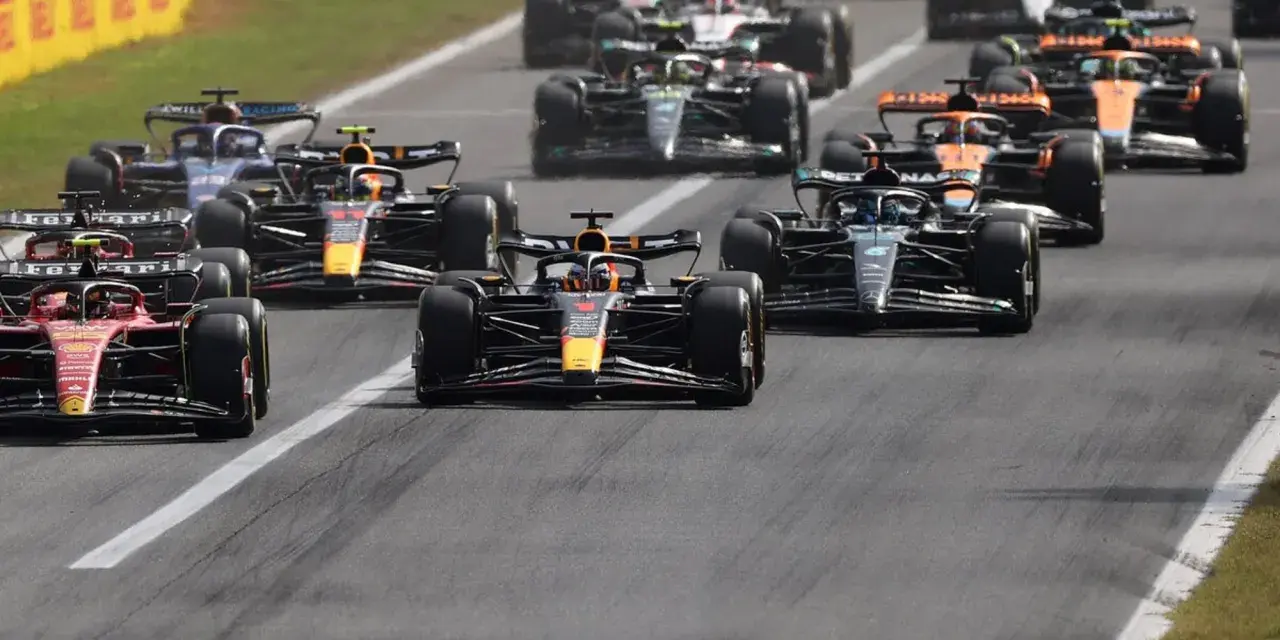 Coches de Fórmula 1 compiten en Zandvoort. Consulta el **horario F1 Zandvoort** para no perderte la acción.