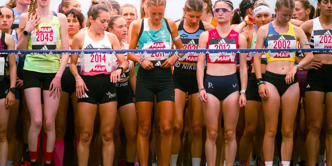 Des coureuses prêtes à en découdre, leurs dossards affichant des numéros comme 2045, 2014, 2012. Un aperçu du programme entrainement semi marathon.