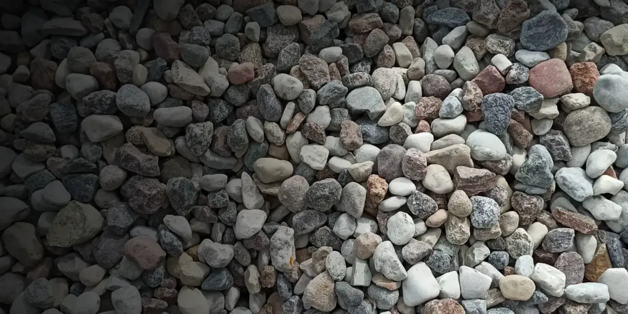 Mnóstwo kamieni o różnej wielkości i kolorze. Idealne do ogrodu, jeśli zastanawiasz się, gdzie kupić żwir.