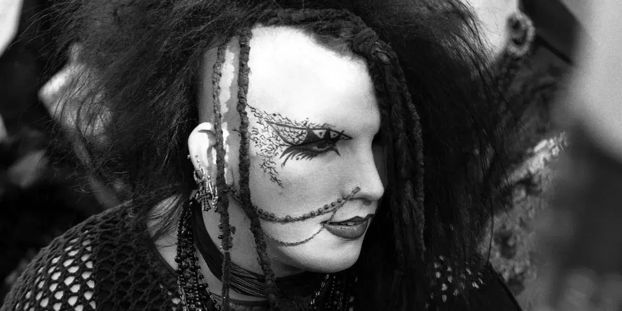 Ein Mitglied einer Gothic Rock Band mit auffälligem Make-up und Frisur.