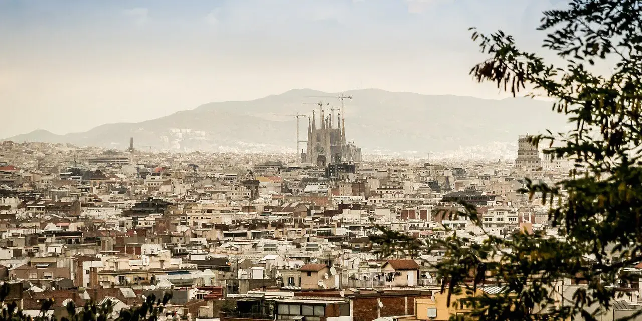 Widok na Barcelonę z Sagradą Familią w tle. Zastanawiasz się, ile się leci do Barcelony? To miasto pełne uroku!