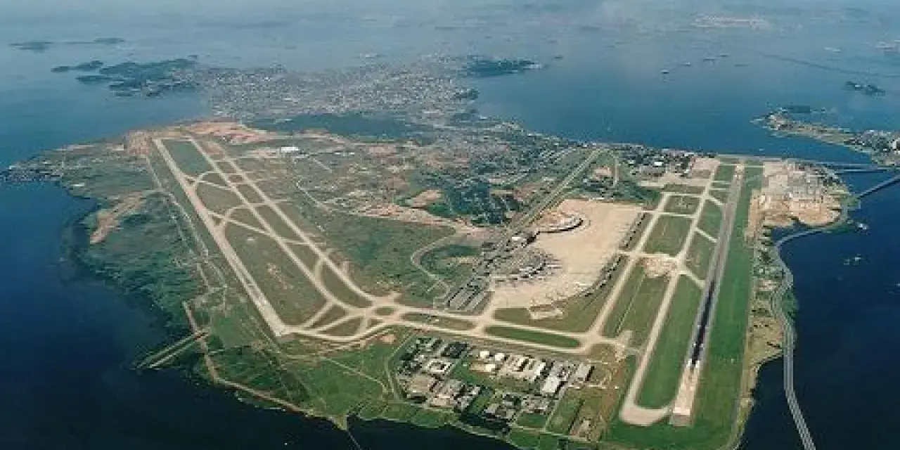 Lotnisko Rio de Janeiro z lotu ptaka, z pasami startowymi i terminalem, otoczone wodą i zielenią.