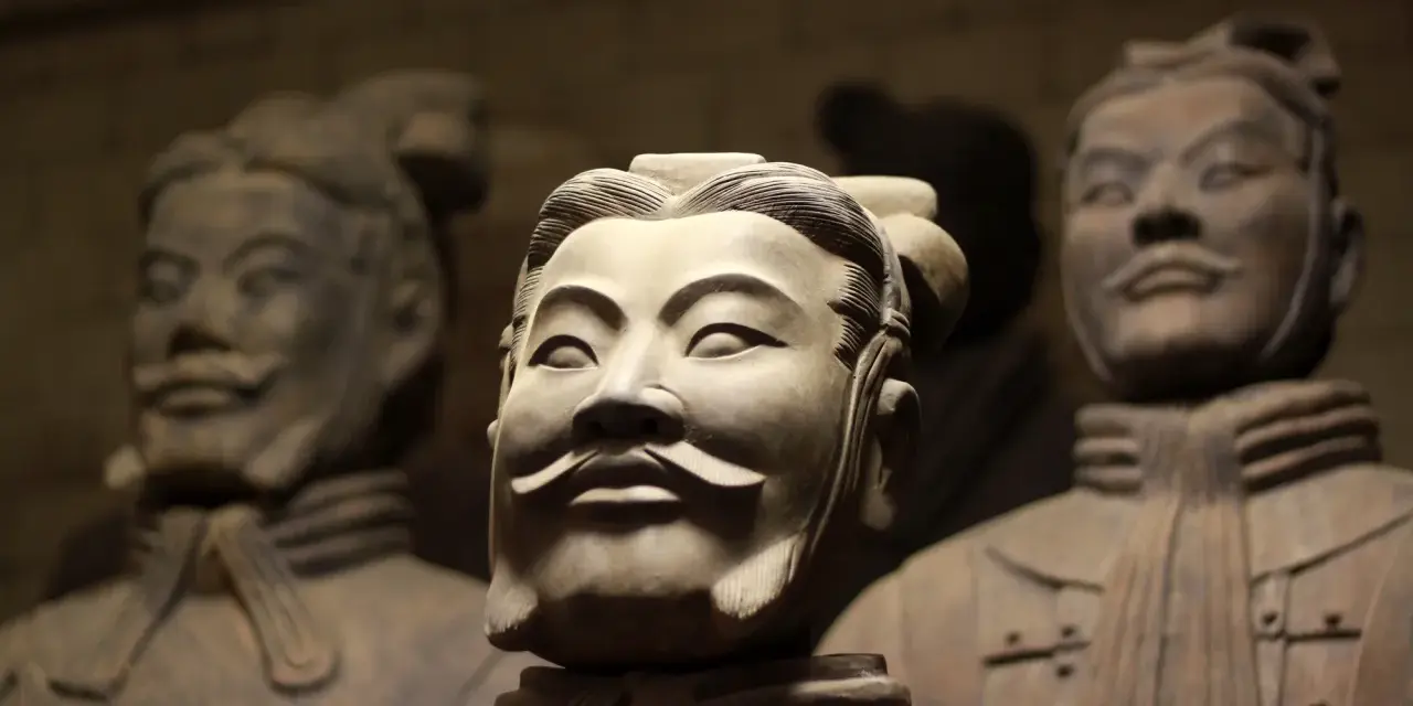 Visages des xian soldats en terre cuite, gardiens silencieux d'un empire millénaire.
