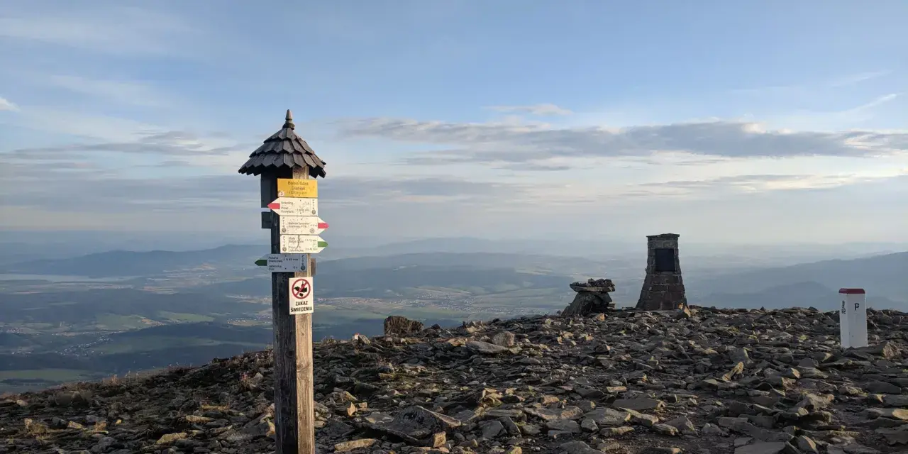 Szczyt Babiej Góry z drogowskazem i kamiennymi kopcami. Widok na Beskidy, jakby z Krakowa.