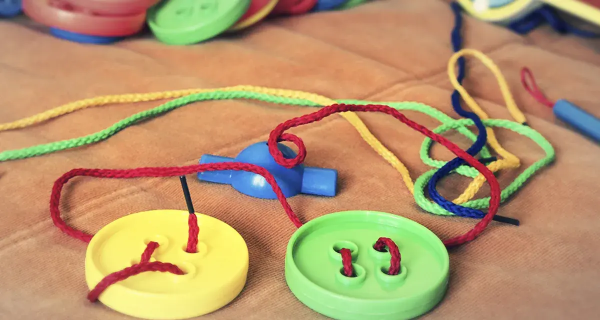 Zabawki sensoryczne dla 2 latka – jak wspierać rozwój dziecka?