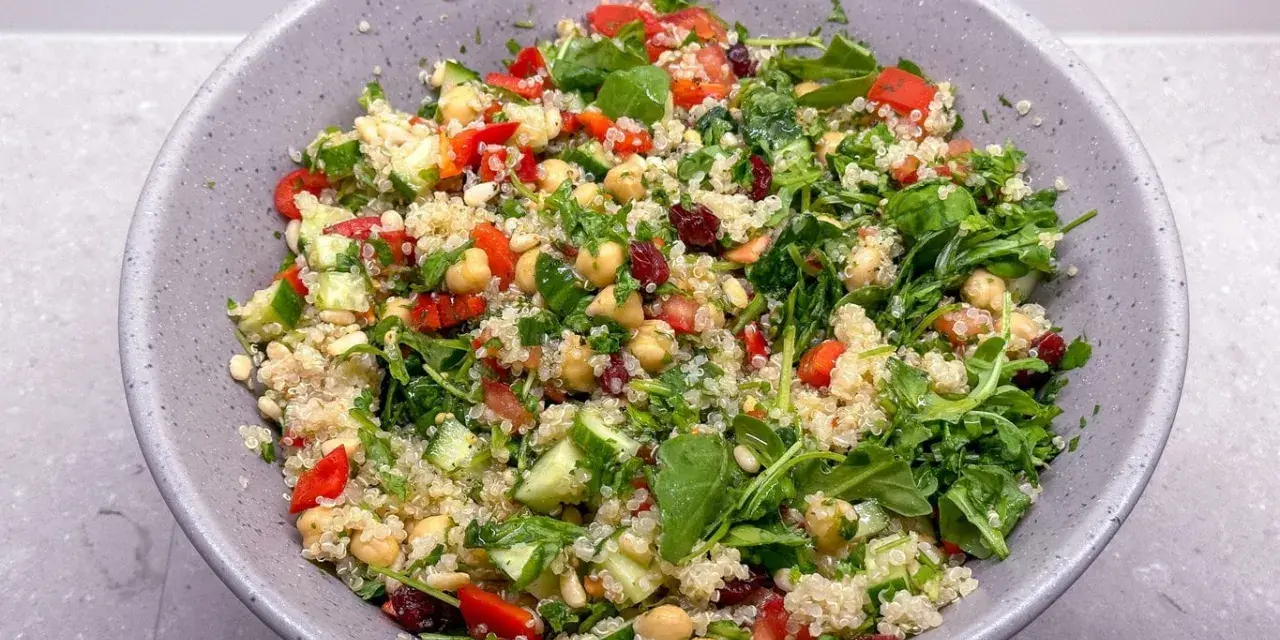 En härlig quinoa sallad med kikärtor, gurka, tomat och örter. Perfekt för en lätt lunch eller middag.