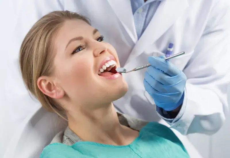 Twoje szkliwo słabnie? Wzmocnij zęby domowo i u dentysty!