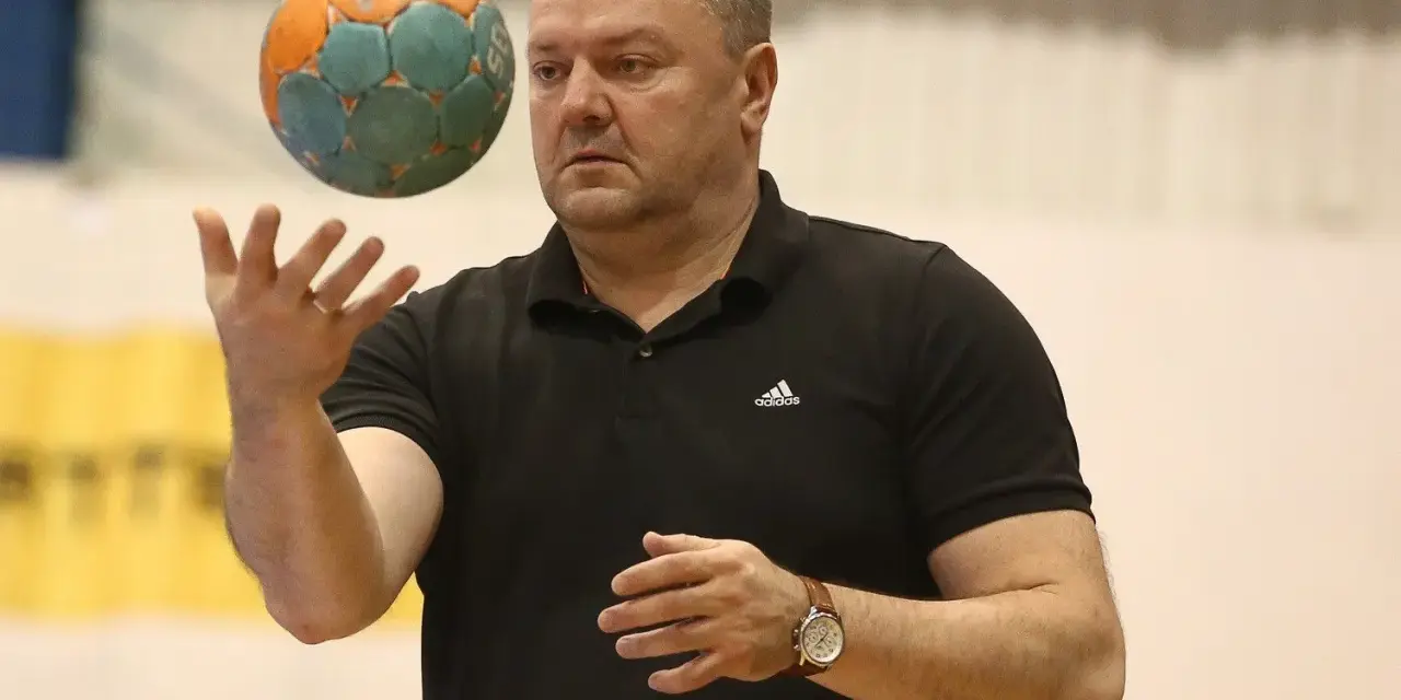 Rafał Malinowski, trener, rzuca piłką do ręcznej.