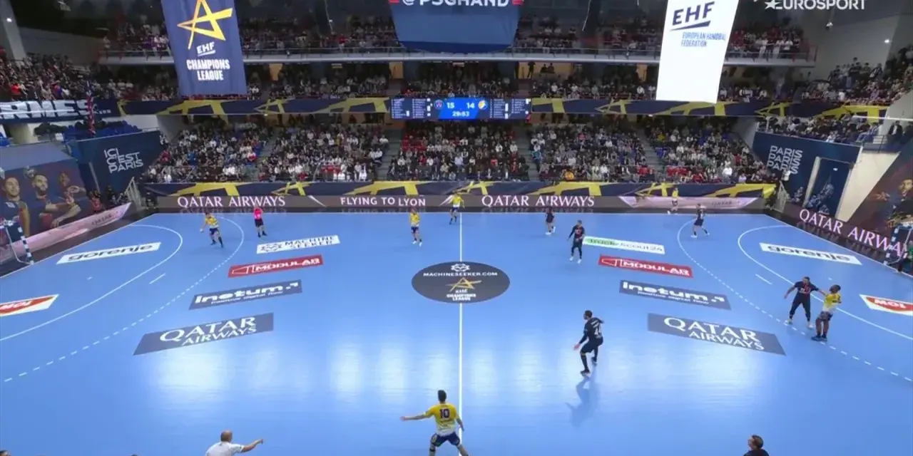 Mecz piłki ręcznej EHF Champions League, zawodnicy PSG walczą o zwycięstwo. Vive PSG!