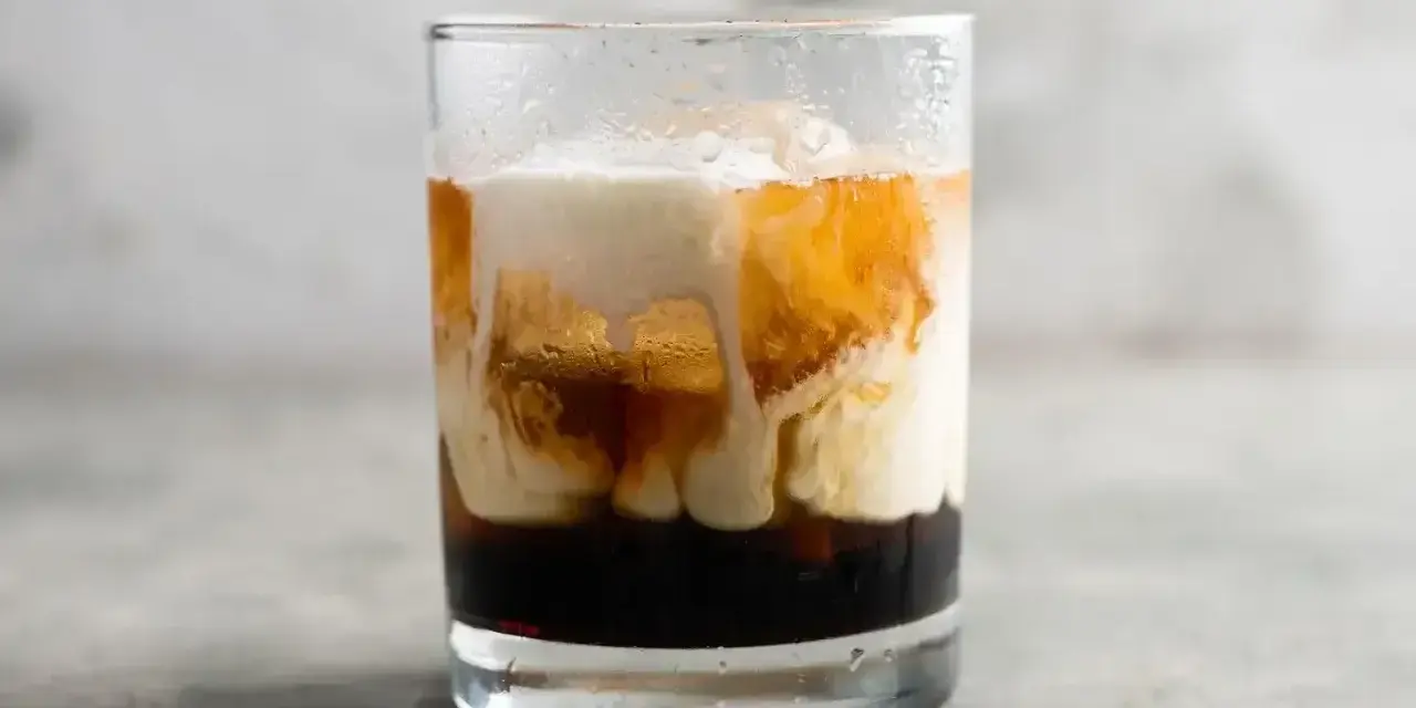 Warstwowy drink z likierem kawowym, śmietanką i lodem. Idealny na wieczorne chwile relaksu.