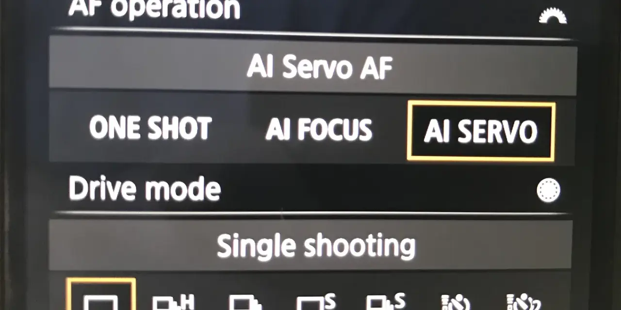 Menu appareil photo : AF operation, AI Servo AF, ONE SHOT, AI FOCUS, AI SERVO. Le mode AI SERVO est sélectionné.
