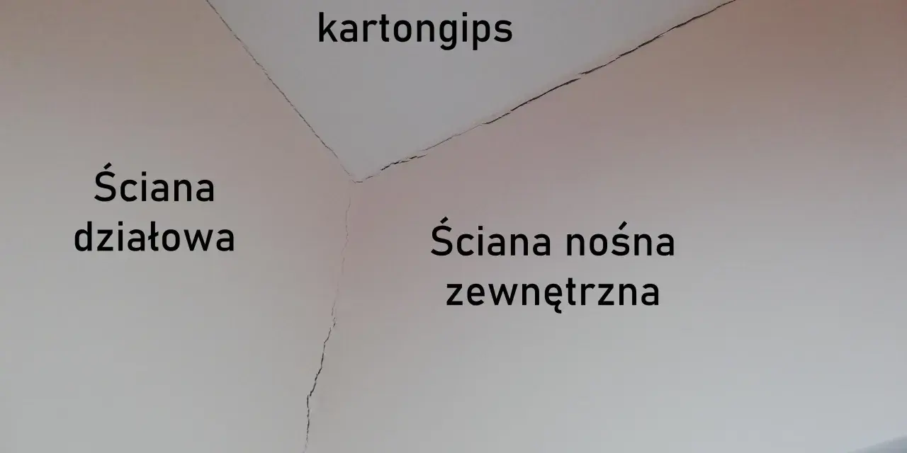 Widoczne pęknięcia ścian w nowym domu, na suficie karton-gips, ścianie działowej i zewnętrznej nośnej.