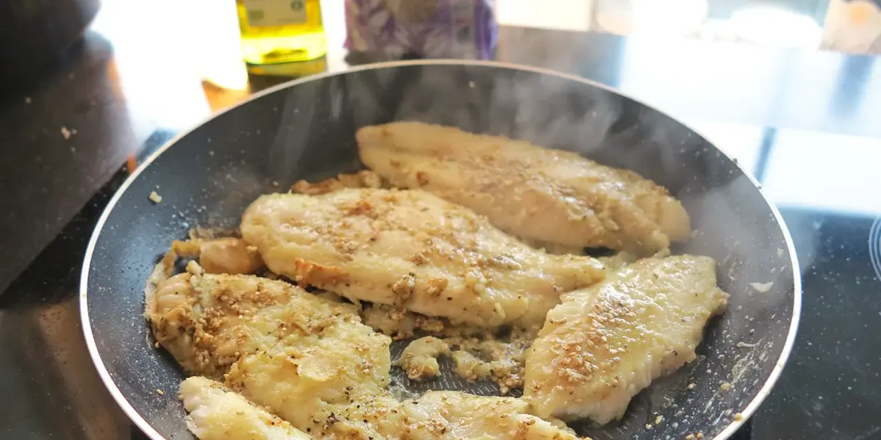 Pangasiusfiléer steks i en panna med sesamfrön och kryddor. Ett enkelt pangasius recept för en god middag.