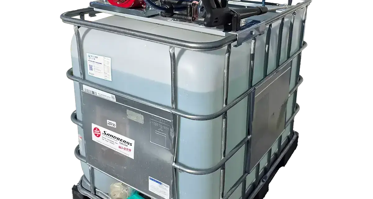 Stor IBC-tank med en Honda GX-motor och en Kränzle högtryckstvätt monterad ovanpå. Perfekt för mobila rengöringslösningar.