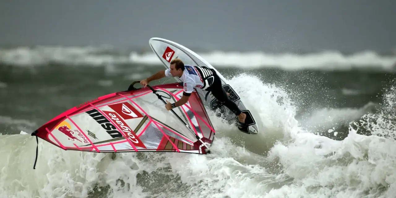 Windsurfing: Co to znaczy? Zacznij przygodę z deską i wiatrem!