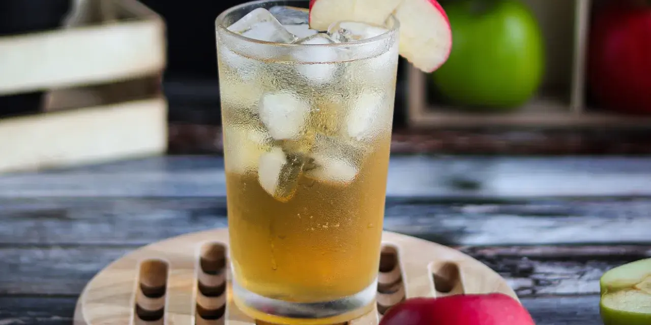 Orzeźwiający drink z jabłek, idealny na lato. Wypróbuj ten przepis na szarlotka drink!