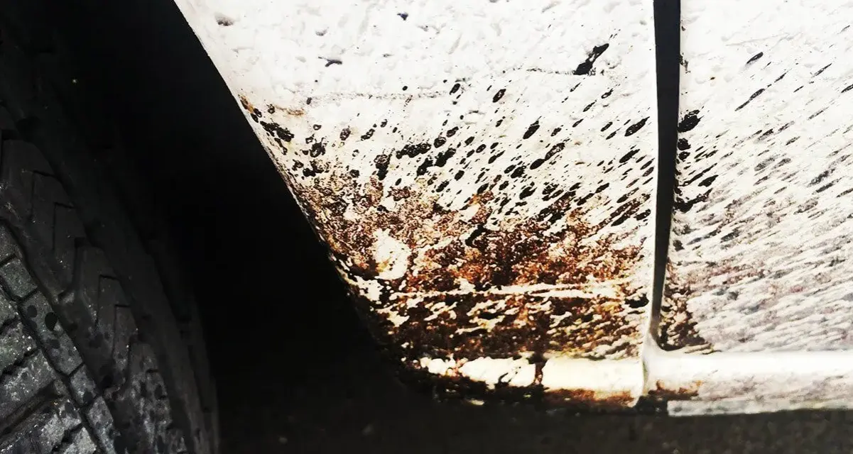 Skuteczne sposoby na usunięcie asfaltu z samochodu bez uszkodzeń