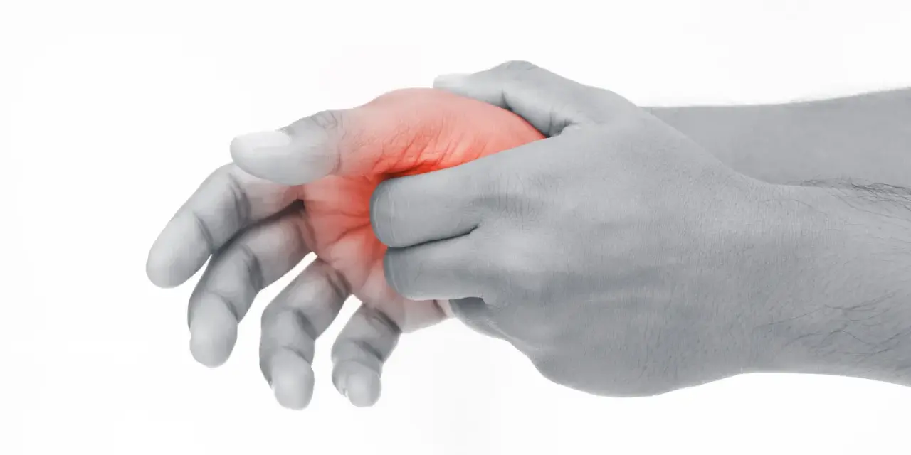 Hand mit roter Markierung am Daumenballen innen, die auf Schmerzen hindeutet.
