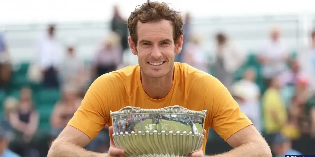 Andy Murray sonríe con un trofeo plateado, un reflejo de su impresionante palmarés.