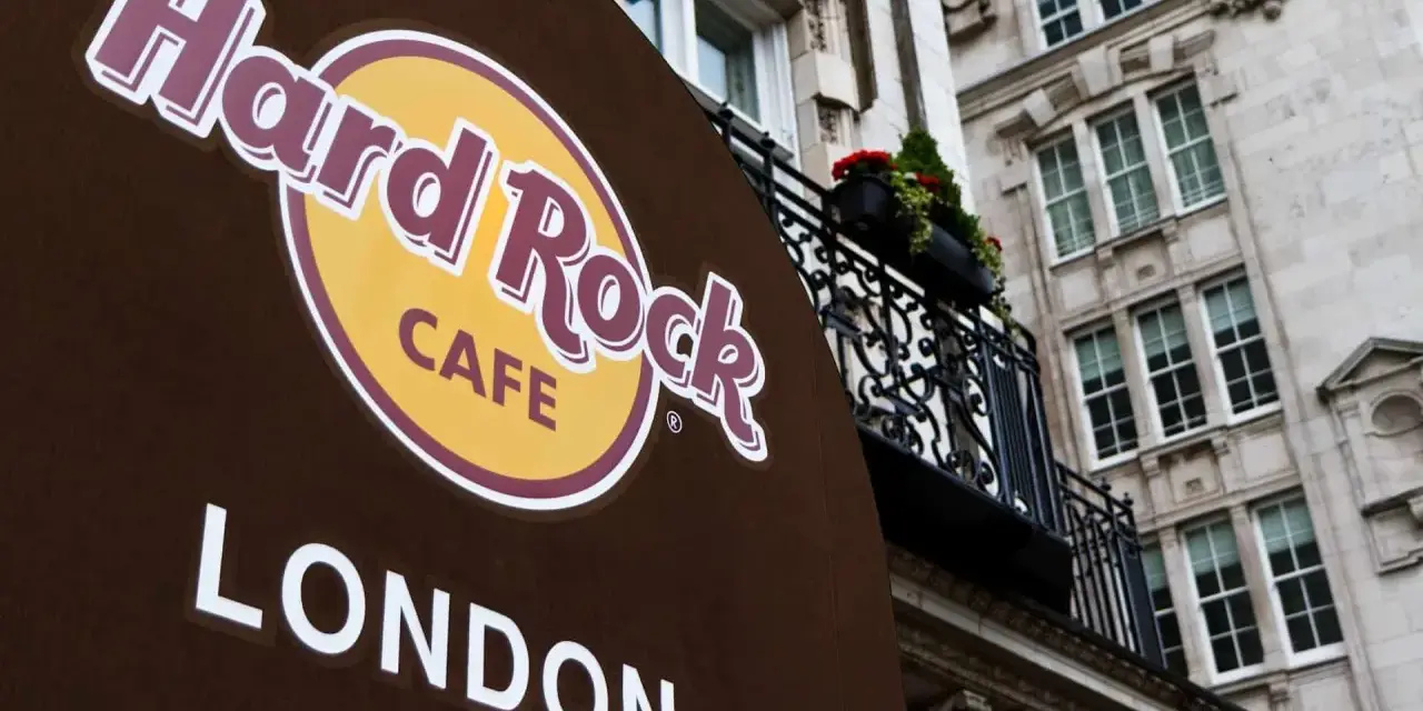Das erste Hard Rock Cafe in London, mit seinem ikonischen Logo und der historischen Architektur im Hintergrund.