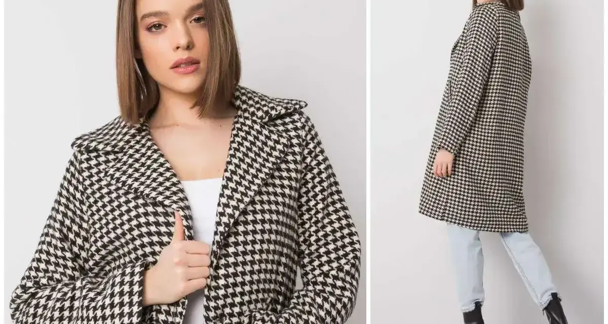 Elegancki płaszcz w klasyczną pepitkę, idealny na jesienne dni. Modelka prezentuje go w dwóch odsłonach.